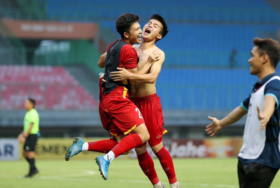 Tiền vệ của U19 Việt Nam bình tĩnh thực hiện cú đá vào giữa khung thành, giúp U19 Việt Nam thắng U19 Thái Lan 5-3 ở loạt luân lưu, qua đó, đoạt tấm huy chương đồng. Đình Bắc đã không thể kiềm chế được cảm xúc, cởi áo ăn mừng cùng đồng đội.