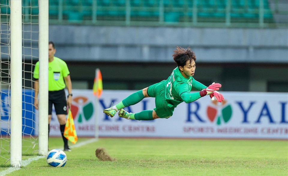 Ở loạt sút thứ 3, thủ môn Cao Văn Bình của U19 Việt Nam cản phá thành công cú sút của Chanapach Buaphan. Trong khi đó, Nguyễn Nhật Minh thực hiện thành công. U19 Việt Nam vượt lên dẫn 3-2.