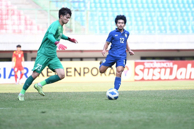 Cũng như trận đấu tại vòng bảng, U19 Thái Lan là đội vươn lên dẫn trước. Phút 42, Sittha Boonha chớp thời cơ để dứt điểm cận thành, đưa “Voi chiến” vươn lên dẫn trước. Cũng trong hiệp 1, U19 Thái Lan còn có 1 lần dứt điểm trúng cột.