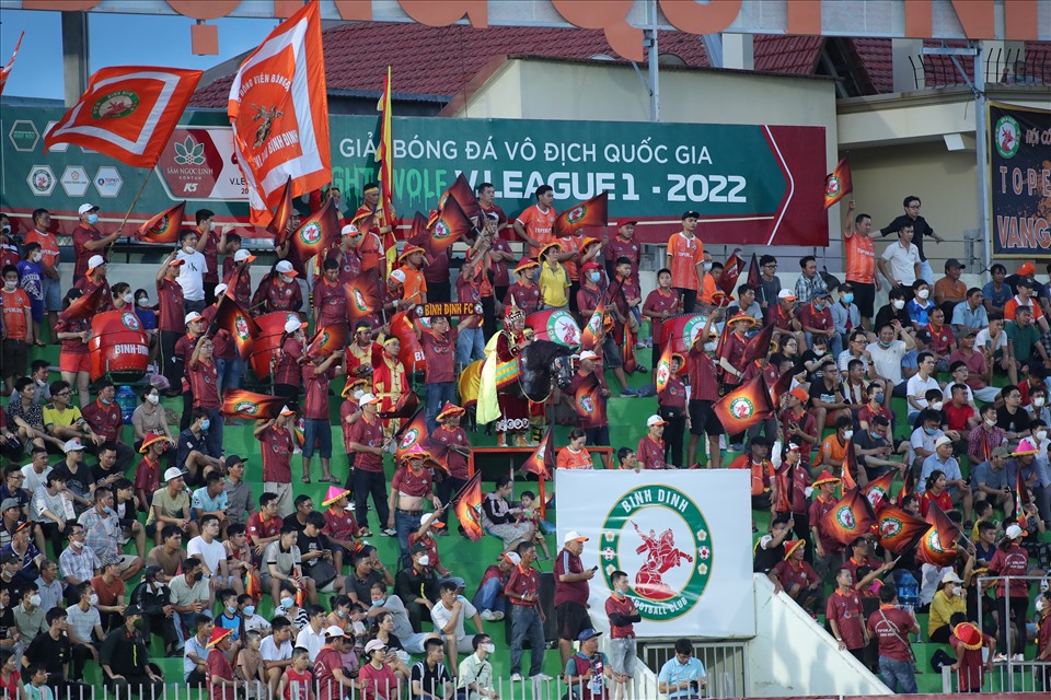 Tối 15.7, Bình Định có trận gặp Nam Định trong loạt trận vòng 7 V.League 2022. Trên sân Quy Nhơn, hàng vạn khán giả đã có mặt để “tiếp lửa” cho thầy trò huấn luyện viên Nguyễn Đức Thắng.