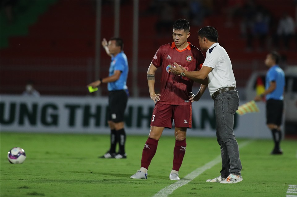 Bên ngoài đường biên, huấn luyện viên Nguyễn Đức Thắng liên tục đốc thúc các học trò phải chỉnh chu hơn trong từng đường bóng.