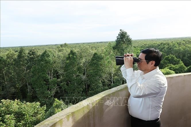 Thủ tướng Phạm Minh Chính thị sát Khu bảo tồn thiên nhiên Lung Ngọc Hoàng.  Ảnh: Dương Giang / TTXVN