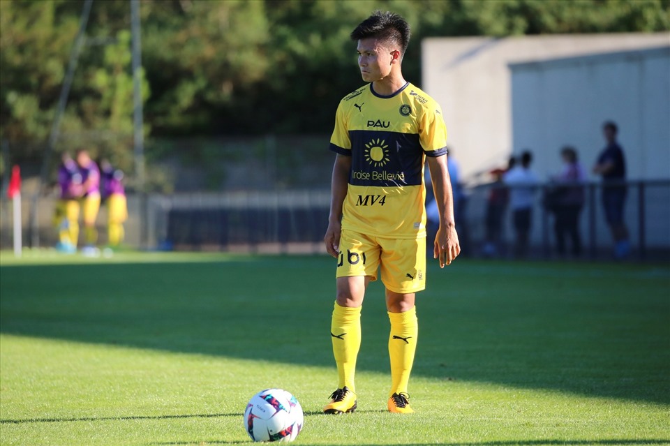 Tiền đạo Nguyễn Quang Hải được tung vào sân trong hiệp 2 cuộc đối đầu với Angouleme Charente FC. Ảnh: MV4