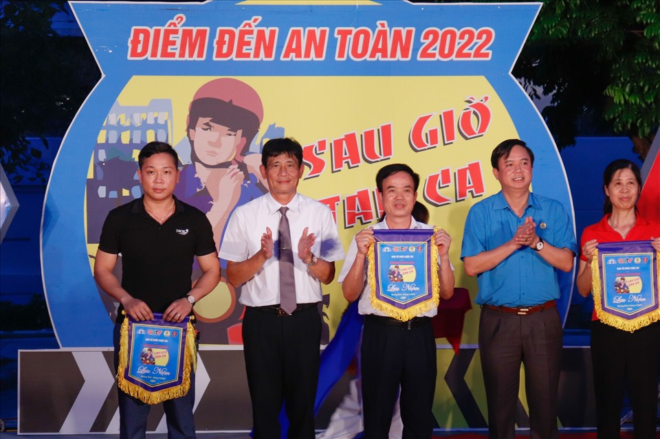 Lãnh đạo LĐLĐ tỉnh Quảng Bình và lãnh đạo Sở GTVT tỉnh trao cờ lưu niệm cho các đội thi. Ảnh: Đức Tuấn
