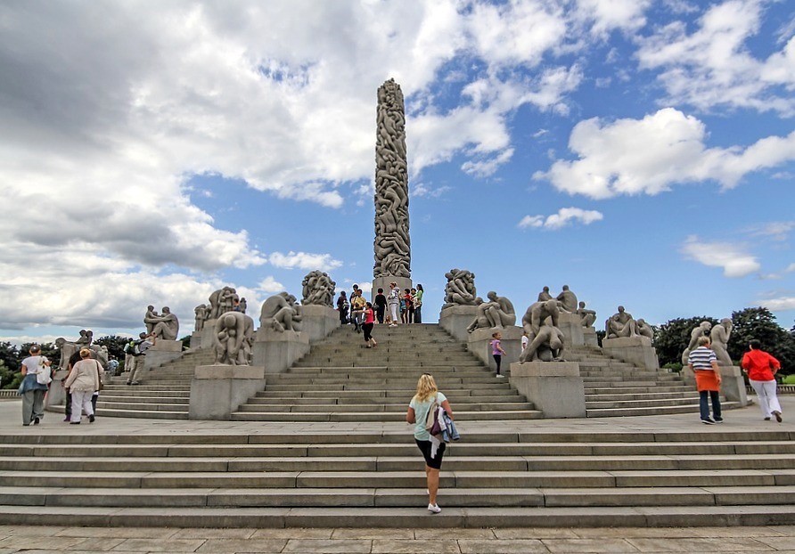 Công viên Vigeland là công viên điêu khắc lớn nhất thế giới nằm ở Oslo, đón hơn 1 triệu du khách ghé thăm mỗi năm. Nơi đây nổi tiếng với “tòa tháp người” cao hơn 14m và được chạm khắc bởi chỉ một tảng đá granit duy nhất. - Ảnh: Tripsgateway