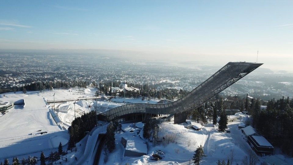 Oslo cũng nổi tiếng với khu trượt tuyết Holmenkollen. Khu trượt tuyết cực lớn có khán đài vây quanh, đặc biệt nhất là một con dốc như họng pháo chĩa lên trời cao, có thể nhìn thấy khi đứng từ bất cứ đâu ở Oslo. - Ảnh: Holmenkollen Skifestival