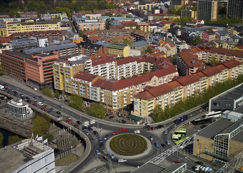 Thời điểm đẹp nhất để đến Oslo là vào khoảng tháng 4 và cuối tháng 8, đầu tháng 9 hàng năm. Thời tiết lúc đó không quá lạnh hay nóng bức, thực vật phát triển. Nếu thích đón ánh nắng ở Oslo, bạn có thể đến đây vào tháng 6-8, nhưng khoảng thời gian này khách du lịch sẽ rất đông. - Ảnh: Flickr