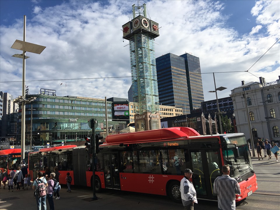 Đến với Oslo, du khách có thể tham quan bằng cách đi bộ và tham gia các phương tiện công cộng tại đây. Đặc biệt, nếu mua Oslo Pass (đi lại bằng phương tiện công cộng trong 24-72 giờ), bạn sẽ được miễn phí hoặc giảm giá các tour tham quan, miễn phí vé vào cửa hầu hết các bảo tàng trong thành phố. - Ảnh: Wikimedia Commons