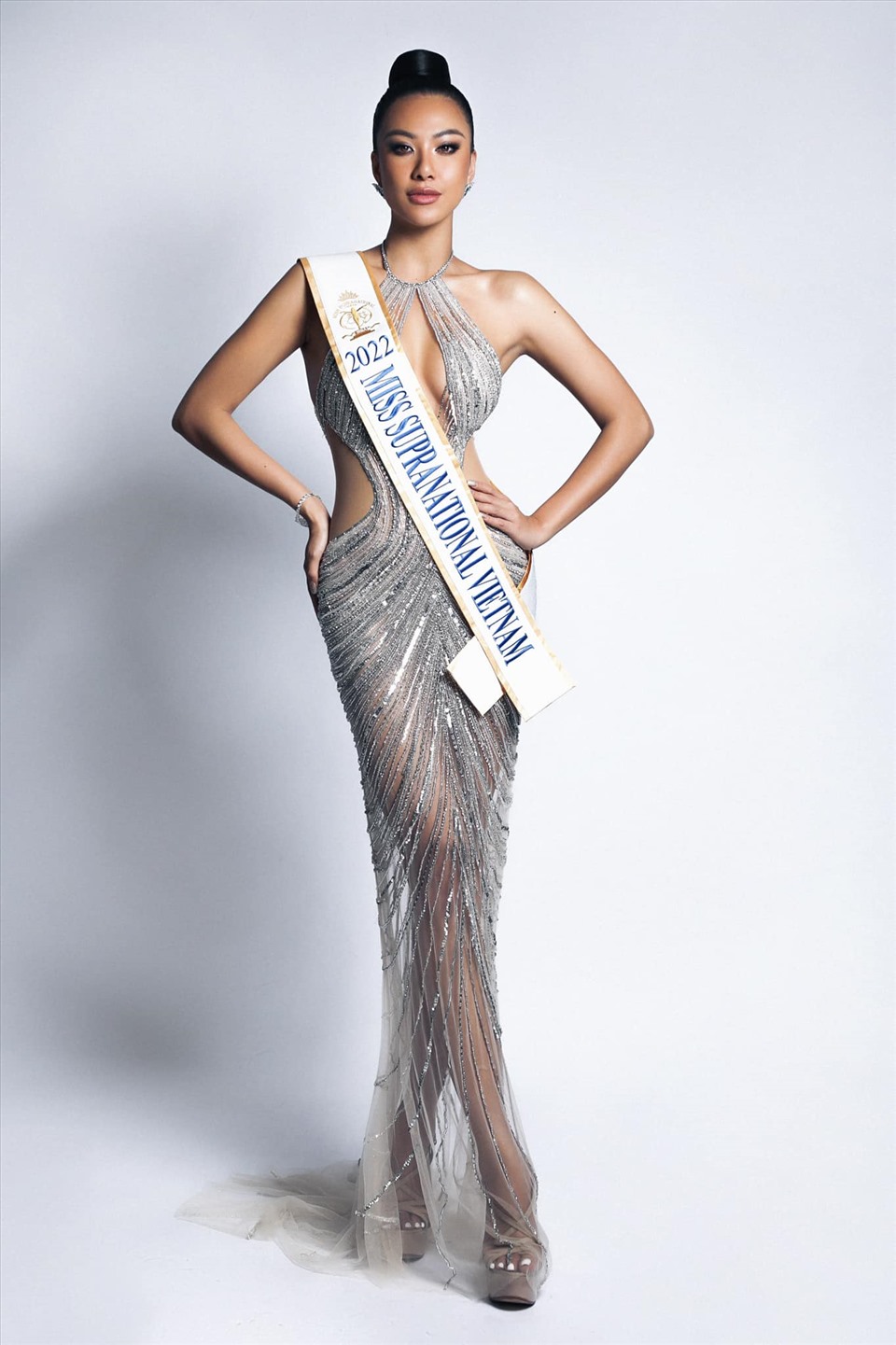 Sau khi trở về từ Miss Universe, Kim Duyên tiếp tục được giao trọng trách đại diện Việt Nam tham dự Miss Supra