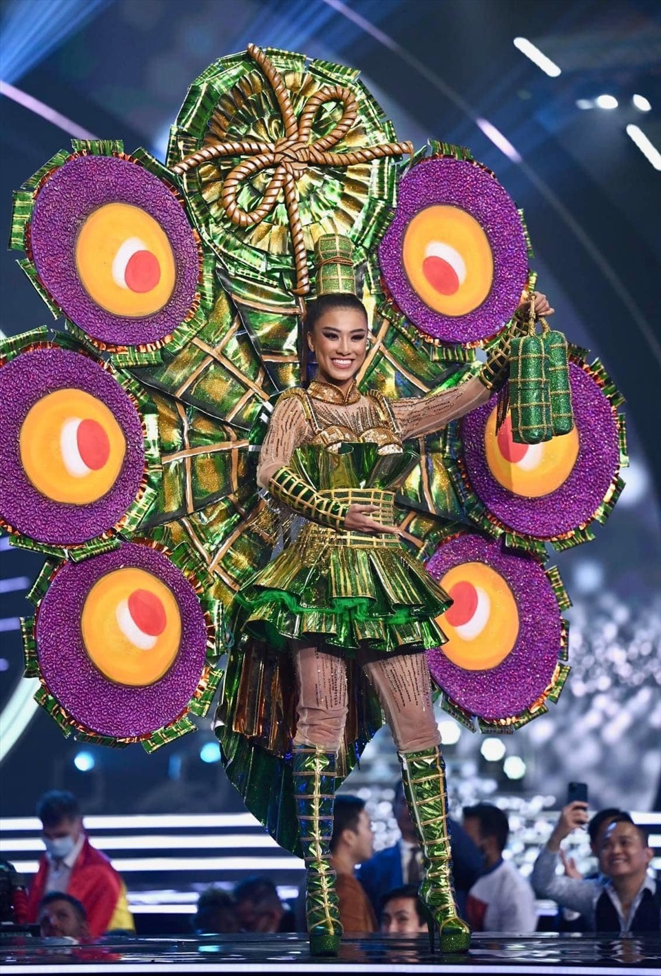Dự thi Miss Universe, Kim Duyên mang bộ trang phục dân tộc “Ai tét hông?” khiến khán giả thích thú. Ảnh: NVCC.