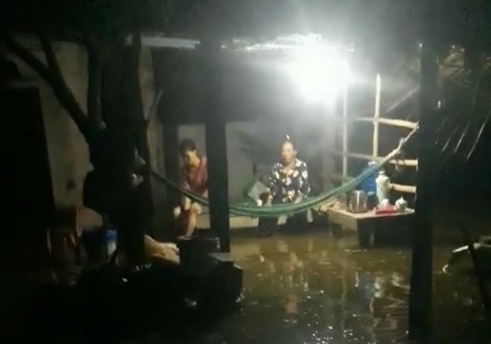 Hình ảnh ao, đầm nuôi tôm của hộ ông Cường bị ngập lụt từ tối đến đêm 30.6. Ảnh: NDCC