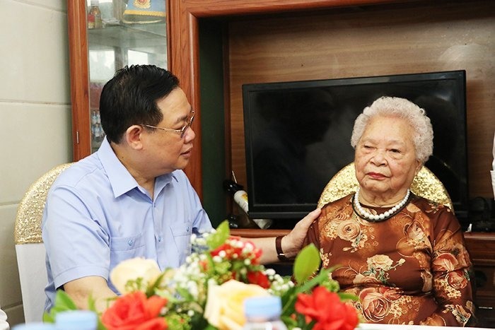 Chủ tịch Quốc hội Vương Đình Huệ bày tỏ lòng biết ơn sâu sắc đến những cống hiến cao cả của Mẹ Việt Nam Anh hùng Nguyễn Thị Kim Oanh. Ảnh: Minh Khuê