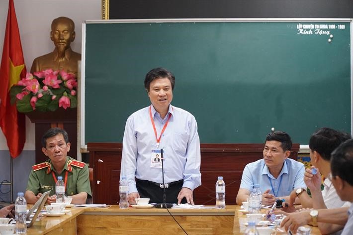 Thứ trưởng Nguyễn Hữu Độ phát biểu tại cuộc làm việc với các Ban chấm thi thuộc Hội đồng thi tỉnh Nghệ An. Ảnh: MOET