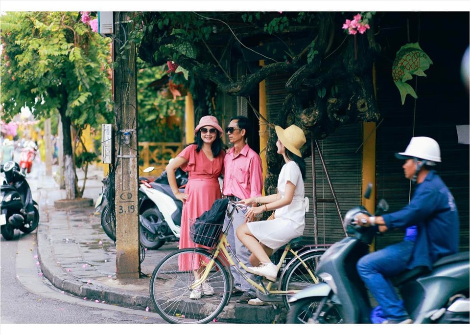 Cả nhà đạp xe ở phố cổ Hội An.