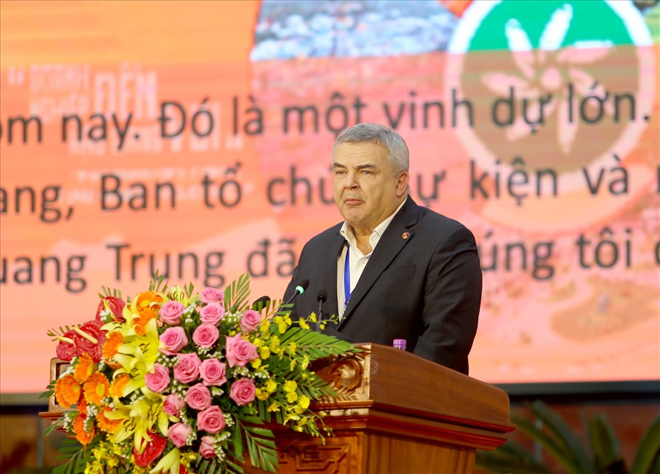 Lãnh đạo Công ty DIGI-TEXX Việt Nam phát biểu tại hội nghị