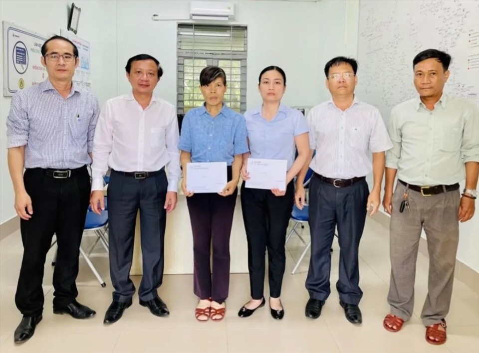 Lãnh đạo PC Thừa Thiên Huế thăm hỏi, tặng quà cho 2 đoàn viên, người lao động mắc bệnh hiểm nghèo và bị tai nạn rủi ro tại Điện lực Hương Trà.