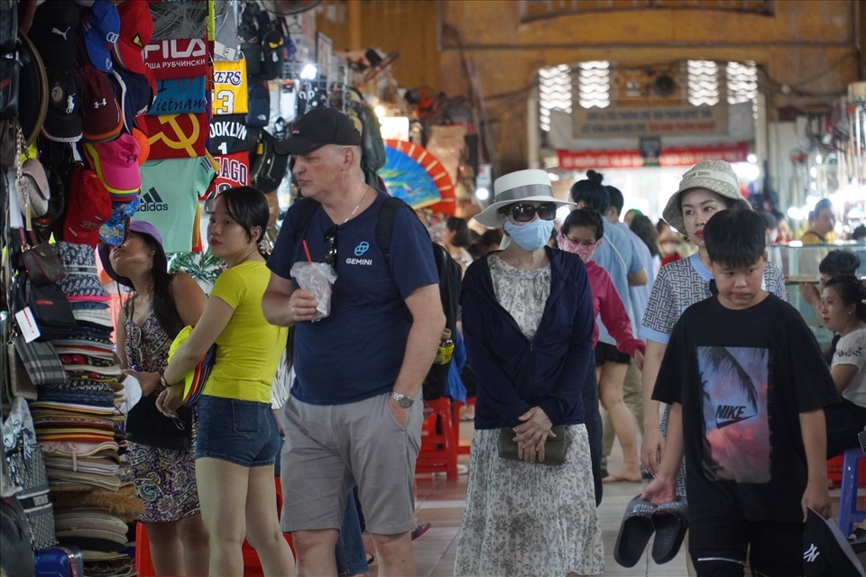 Du khách tham quan chợ Bến Thành (Quận 1).