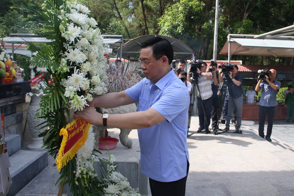 Chủ tịch Quốc hội Vương Đình Huệ dâng hoa tại Di tích Ngã ba Đồng Lộc. Ảnh: TT.