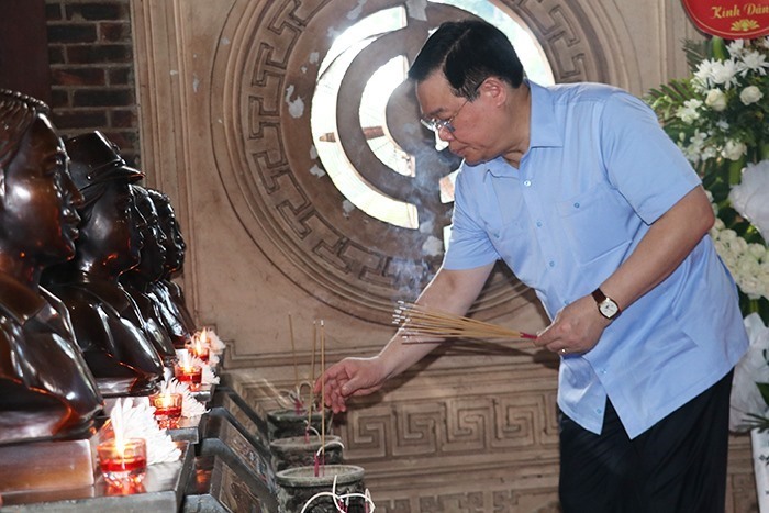 Chủ tịch Quốc hội Vương Đình Huệ dâng hương lên phần mộ 13 liệt sĩ thanh niên xung phong tại Khu di tích lịch sử Quốc gia Truông Bồn. Ảnh: MK