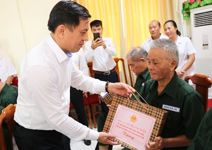 Thứ trưởng Bộ LĐ,TB&XH Nguyễn Bá Hoan tặng quà cho các thương binh. Ảnh: MK