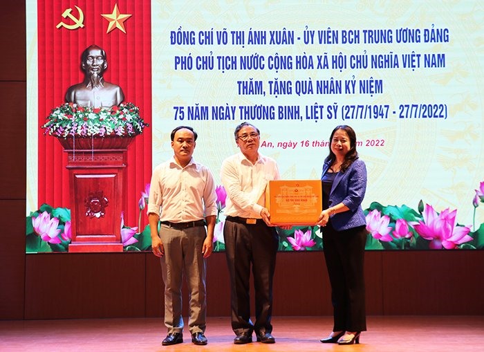 Phó Chủ tịch nước Võ Thị Ánh Xuân tặng quà cho Trung tâm điều dưỡng thương binh Nghệ An. Ảnh: MK
