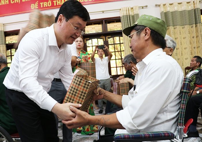Chủ tịch UBND tỉnh Nguyễn Đức Trung tặng quà cho các thương binh đang điều trị tại Khu điều dưỡng thương binh tâm thần kinh Nghệ An. Ảnh: MK