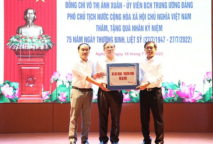 Thứ trưởng Bộ LĐ,TB&XH Nguyễn Bá Hoan tặng quà cho cán bộ nhân viên Trung tâm Điều dưỡng thương binh Nghệ An. Ảnh: MK
