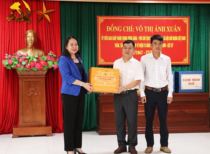 Phó Chủ tịch nước Nguyễn Thị Ánh Xuân tặng quà cho cán bộ nhân viên  Khu điều dưỡng thương binh tâm thần kinh Nghệ An. Ảnh: MK