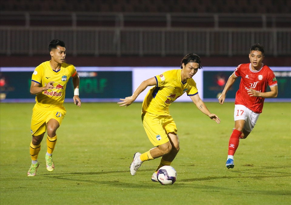Hoàng Anh Gia Lai ra sân đấu TPHCM ở vòng 7 V.League 2022 với đội hình thiếu vắng tiền đạo Nguyễn Công Phượng. Số 10 của Hoàng Anh Gia Lai dính chấn thương đâu gối.