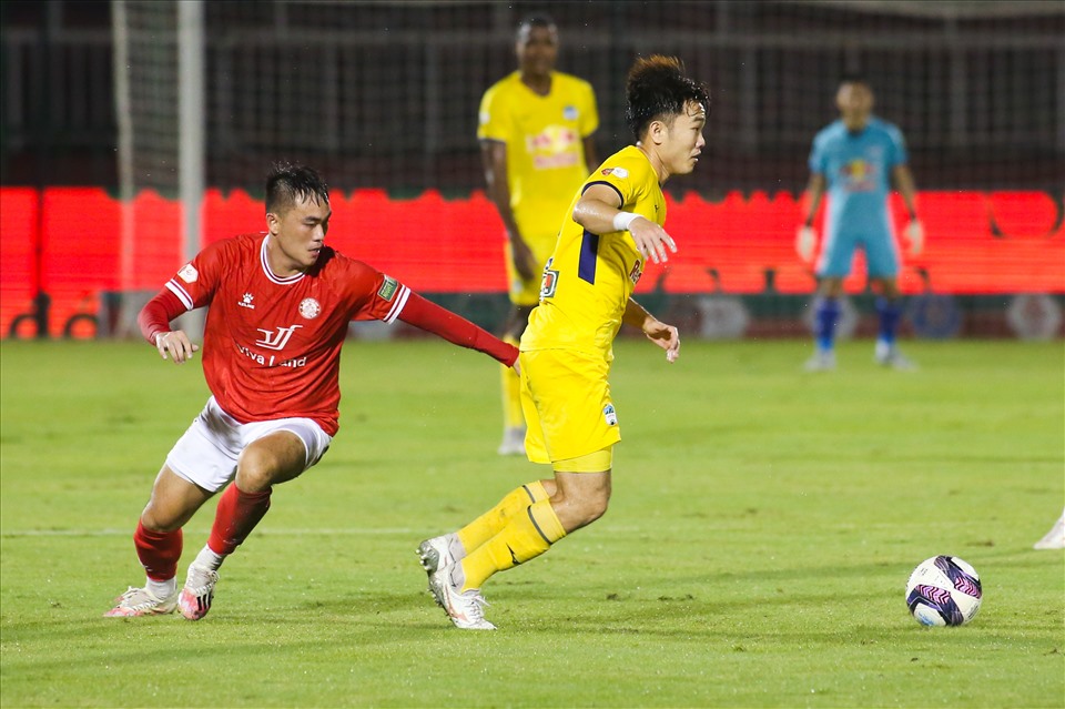 Chiến thắng trước TPHCM giúp Hoàng Anh Gia Lai vươn lên vị trí thứ 6 trên bảng xếp hạng V.League 2022 với 10 điểm sau 7 trận. Kết quả này giúp thầy trò huấn luyện viên Kiatisak cởi bỏ áp lực sau khởi đầu chậm chạp hồi đầu mùa.