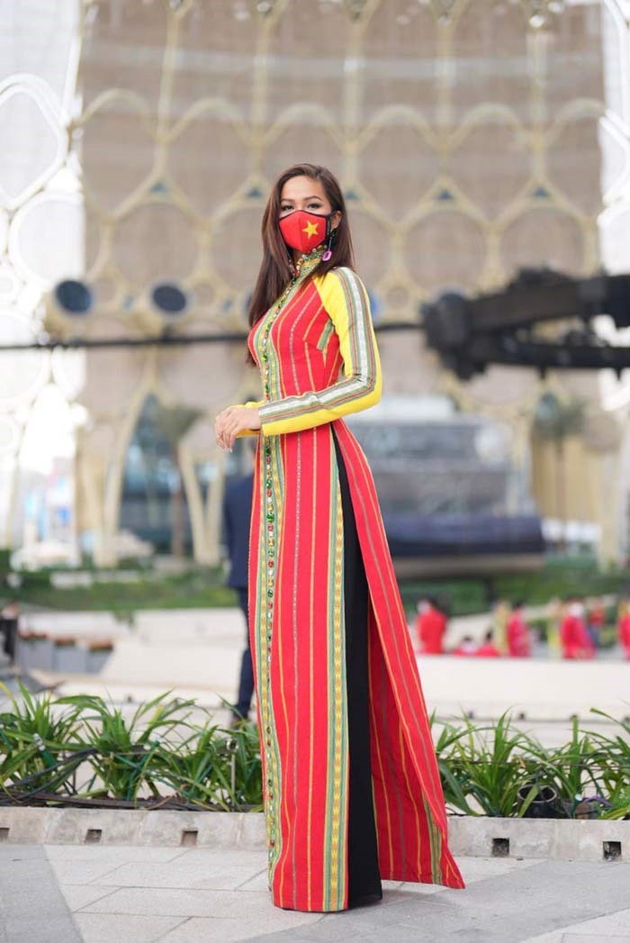 Khi xuất hiện trên ghế nóng của cuộc thi Hoa hậu các Dân tộc Việt Nam 2022, H'Hen Niê đã gây chú ý khi diện tà áo dài thổ cẩm được đính kết đá lấp lánh trên nền vải truyền thống đầy rực rỡ