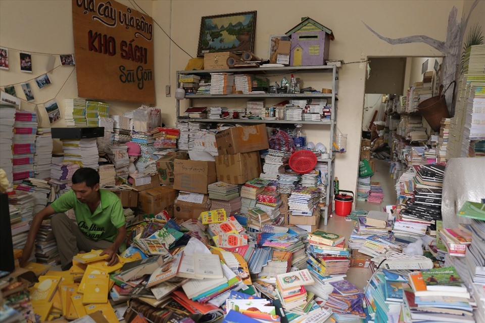 Anh Nguyễn Tú Anh đang chăm chú phân loại hàng nghìn cuốn sách cho các em nhỏ.