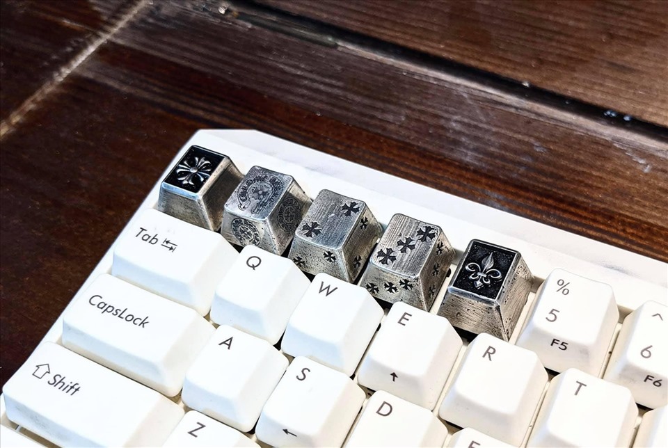 Khách hàng mua keycap hầu hết đến từ Pháp, Canada, Anh, Nhật Bản,... Mỗi nút phím dao động từ 1,5 triệu đồng trở lên và cả bàn phím sẽ có giá lên tới 150 - 200 triệu đồng.