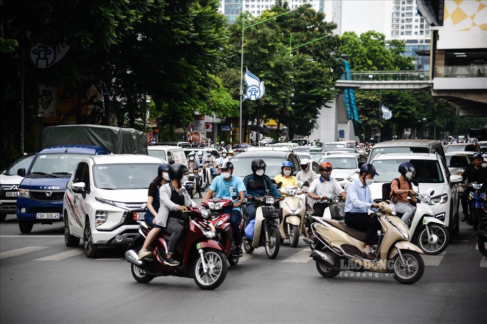 Giao thông hỗn loạn trên tuyến đường Nguyễn Trãi. Ảnh: Đình Long