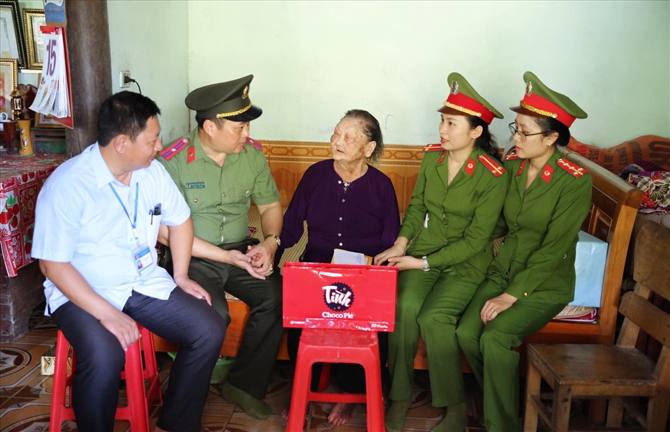 Đoàn công tác đã đến thăm, tặng quà các Mẹ Việt Nam anh hùng tại huyện Anh Sơn. Ảnh: CĐ CA tỉnh Nghệ An.