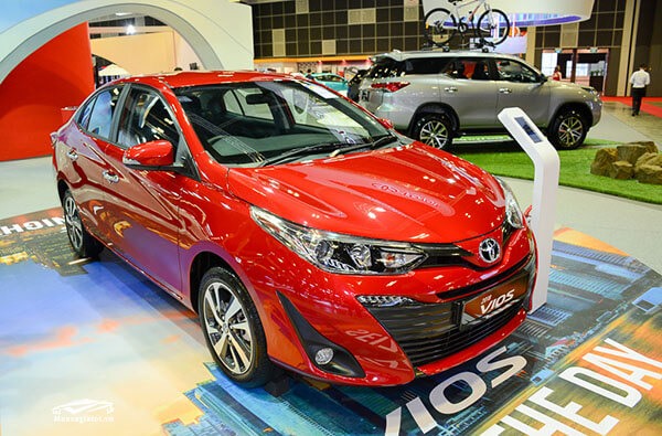 Toyota Vios 1.5G CVT 2019: Trái tim của Vios 1.5G CVT khối động cơ 1,5 lít Dual VVT-i hút khí tự nhiên, cho công suất tối đa 107 mã lực tại tốc độ tua máy 6.000 vòng/phút và momen xoắn 140 Nm tại tốc độ tua máy 4.200 vòng/phút. Khối động cơ này nhận sự trợ giúp của hệ dẫn động cầu trước và hộp số CVT. Hệ thống tiện nghi của Toyota Vios 2019 1.5G khá ổn với sự hiện diện của: Hệ thống điều hòa tự động, hệ thống âm thanh (đầu đĩa DVD, 6 loa, cổng kết nối AUX/USB/Bluetooth), chìa khóa thông minh & khởi động bằng nút bấm, khóa cửa điện, chức năng khóa cửa từ xa, cửa sổ điều chỉnh điện 1 chạm và chống kẹt bên người lái. Hệ thống an toàn chủ động: Hệ thống chống bó cứng phanh, Hệ thống hỗ trợ lực phanh khẩn cấp, Hệ thống phân phối lực phanh điện tử, Hệ thống ổn định thân xe, Hệ thống kiểm soát lực kéo, Hệ thống hỗ trợ khởi hành ngang dốc, Cảm biến hỗ trợ đỗ xe, 7 túi khí...