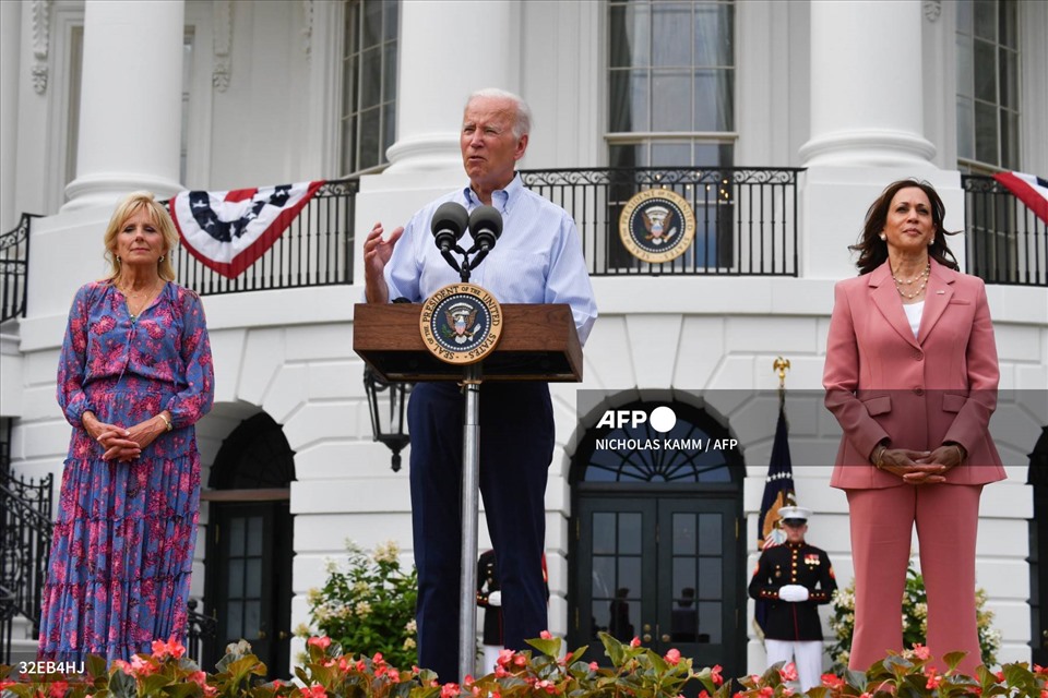 Tổng thống Joe Biden cùng Đệ nhất phu nhân Jill Biden (trái) và Phó Tổng thống Kamala Harris phát biểu tại một sự kiện ở Nhà Trắng, ngày 12.7.2022. Ảnh: AFP