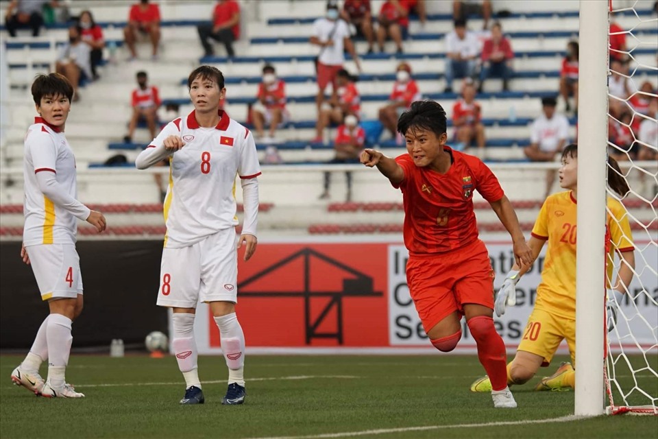 Myanmar gỡ hoà 2-2 từ pha bóng lập bập trong vòng cấm tuyển nữ Việt Nam. Ảnh: VFF