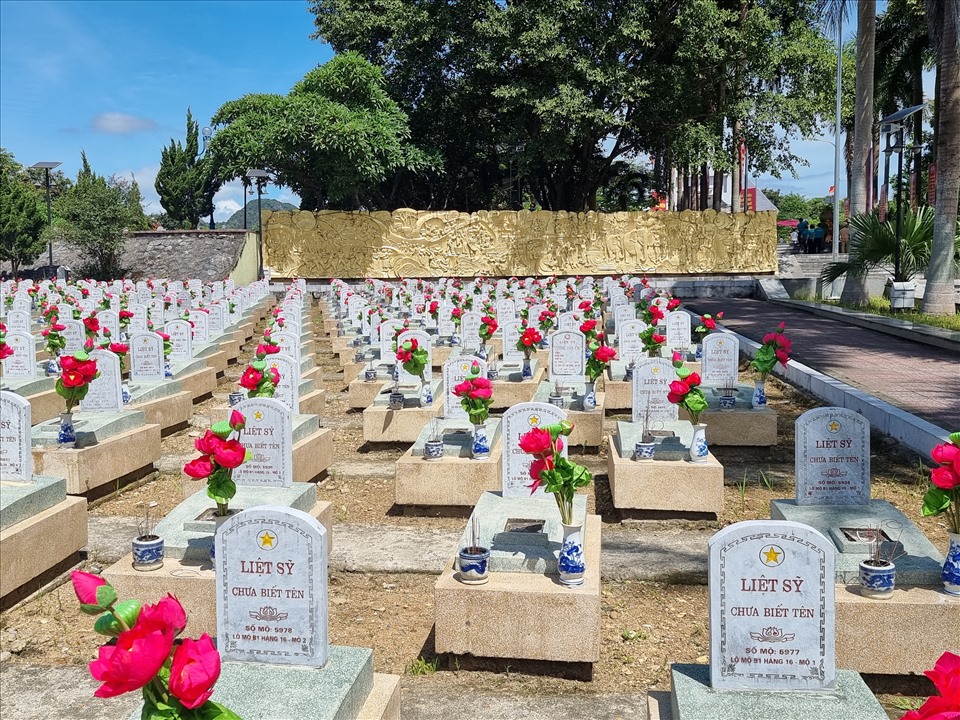 Nghĩa trang liệt sĩ Quốc tế Việt - Lào được xây dựng từ năm 1976 trên diện tích gần 7 ha tại thị trấn Anh Sơn (huyện Anh Sơn – Nghệ An) và là nghĩa trang lớn nhất quy tập các mộ liệt sĩ của quân tình nguyện và chuyên gia Việt Nam hy sinh tại Lào.