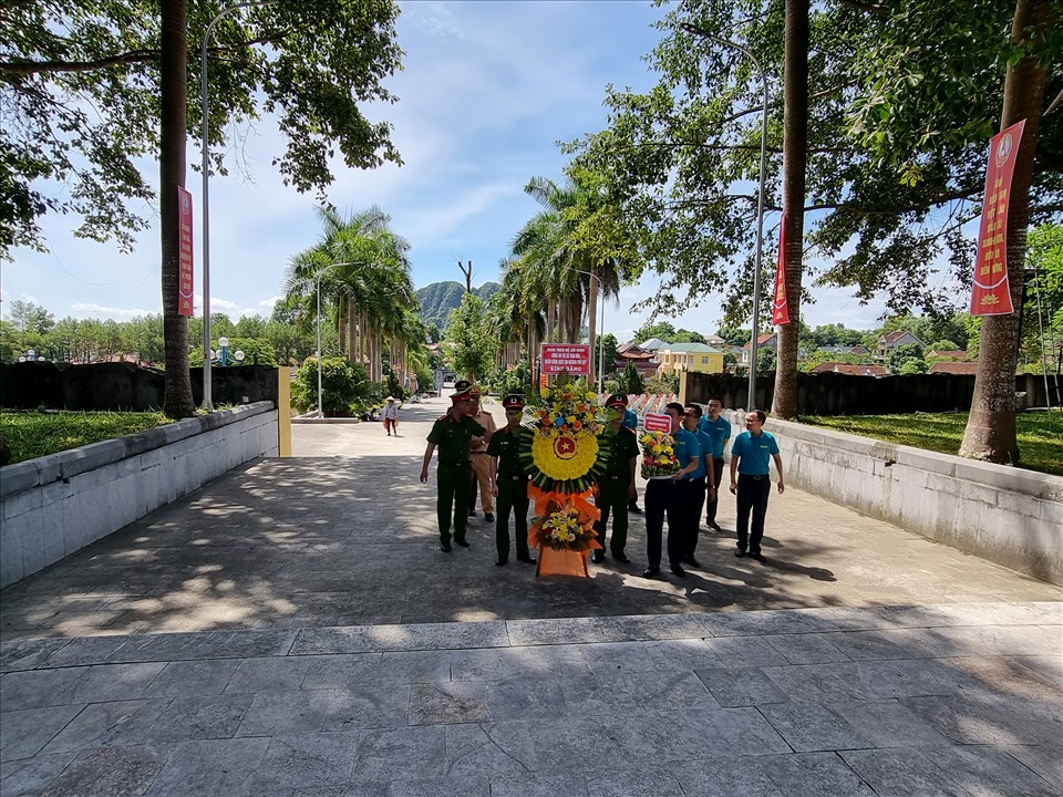 Nhân dịp kỉ niệm 75 năm ngày Thương binh Liệt sĩ, nhiều cơ quan, tổ chức, đơn vị và cá nhân đến dâng hoa, dâng hương tưởng niệm các anh hùng liệt sĩ tại đây.