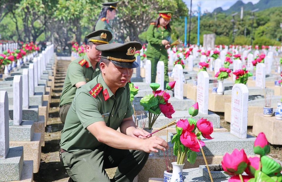 Đoàn công tác công an tỉnh Nghệ An dâng hương trước phần mộ các liệt sĩ là chuyên gia, quân tình nguyện Việt Nam đã hy sinh khi làm nhiệm vụ quốc tế cao cả.