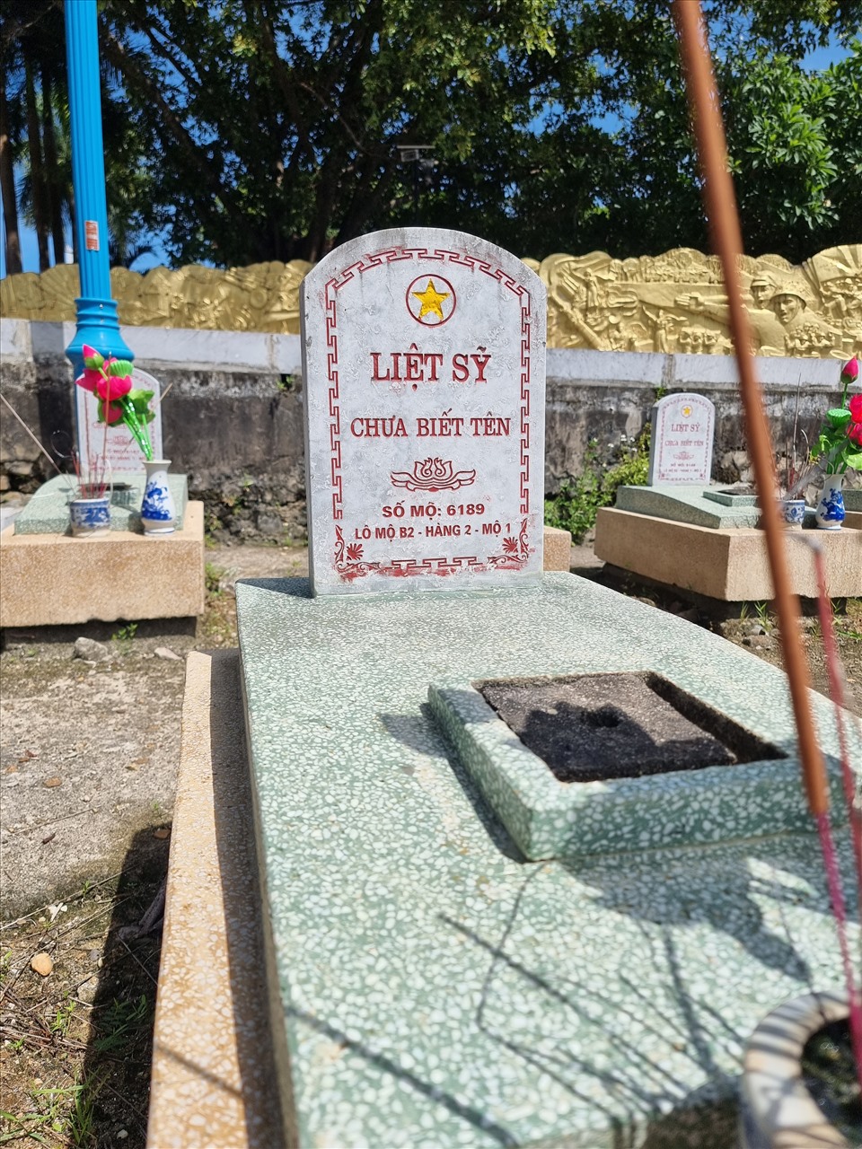 Những ngôi mộ chưa biết tên tại Nghĩa trang liệt sĩ quốc tế Việt Lào làm nhói lòng đồng đội và nhân dân.