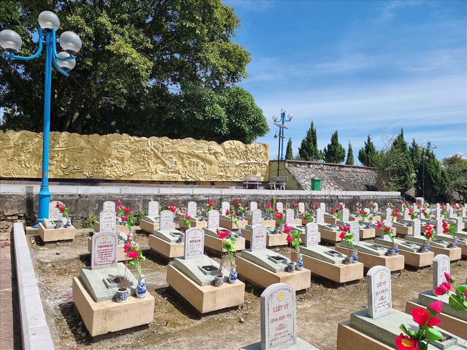 Nơi đây chăm sóc gần 11.000 phần mộ liệt sĩ thuộc 47 tỉnh, thành phố trên cả nước hy sinh trên chiến trường nước bạn Lào, trong đó có nhiều phần mộ chưa biết tên liệt sĩ.