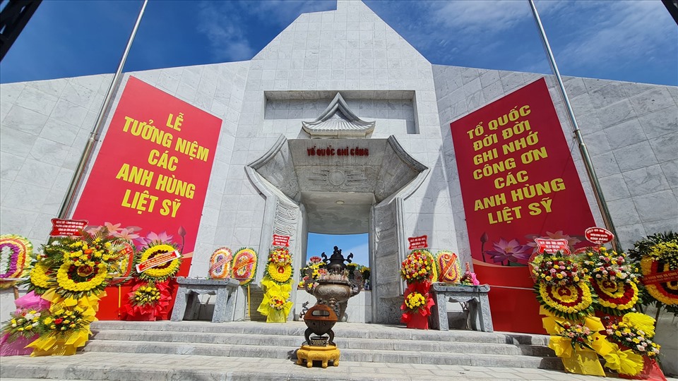 Đây cũng là nghĩa trang duy nhất của Việt Nam mang tên hai quốc gia, hai dân tộc Việt Nam - Lào và là công trình biểu tượng tình đoàn kết thủy chung, son sắt của hai dân tộc Việt - Lào anh em.