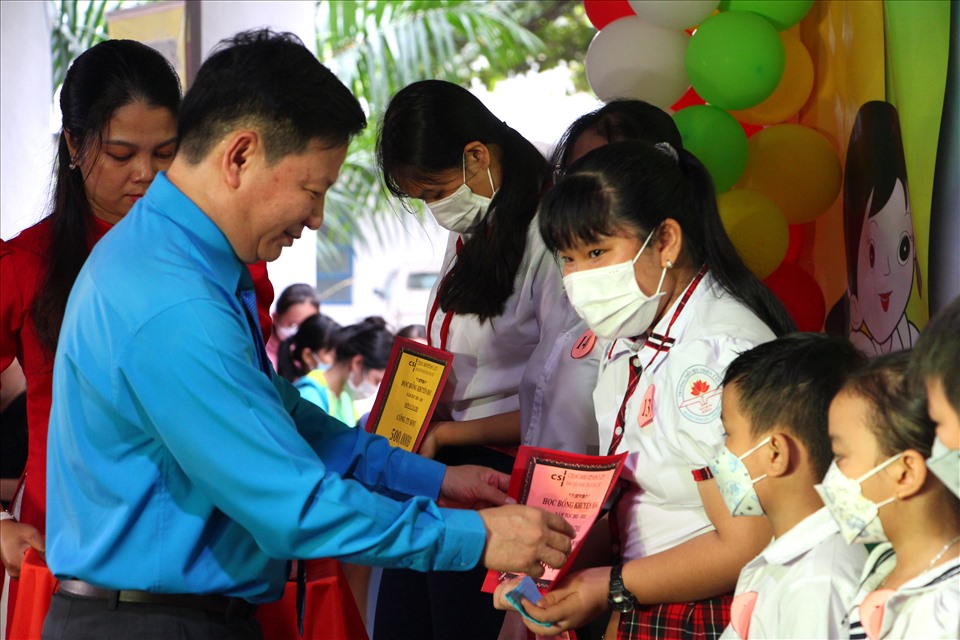 Ông Huỳnh Phước Sang - Phó chủ tịch LĐLĐ tỉnh Đồng Nai trao phần thưởng cho con công nhân học giỏi sống tốt. Ảnh: Hà Anh Chiến