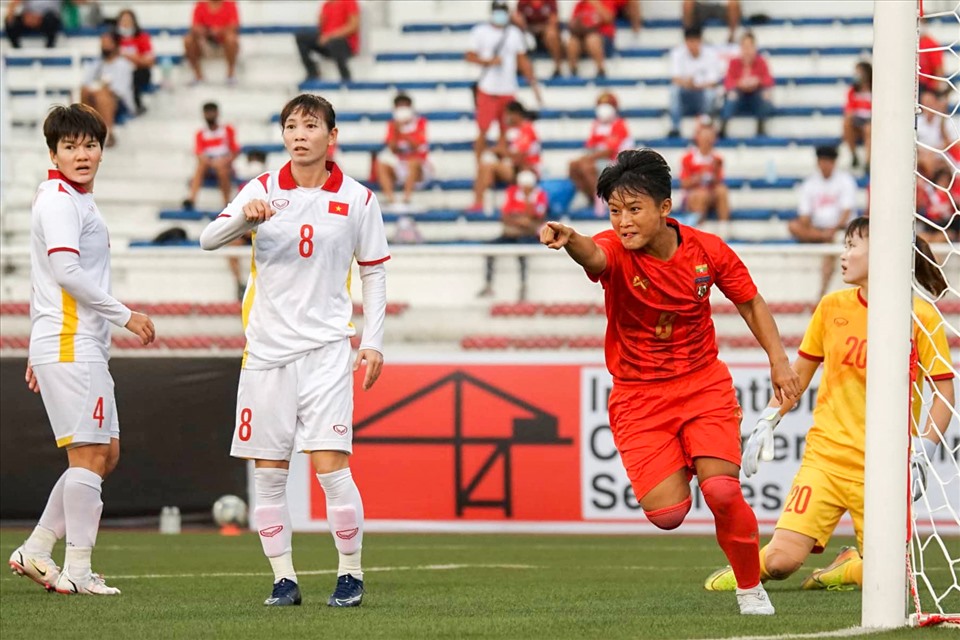 Thủ môn và hậu vệ đội tuyển nữ Việt Nam chơi không tập trung dẫn đến 4 bàn thua ở trận đấu gặp tuyển nữ Myanmar. Ảnh: VFF
