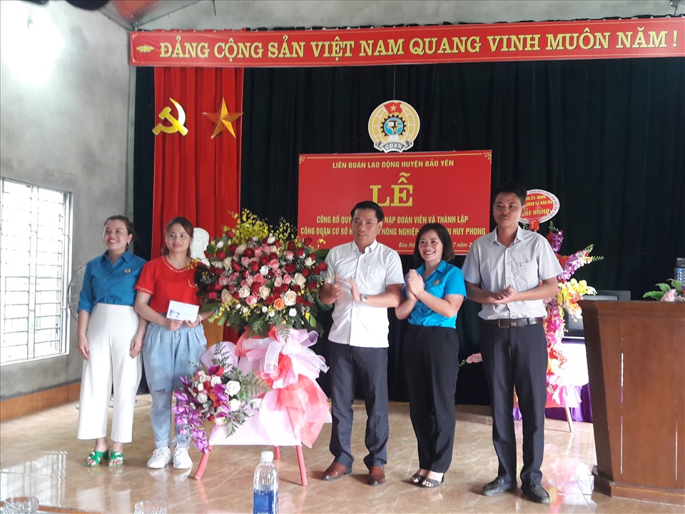 Ông Nguyễn Xuân Nhẫn, Phó Bí thư Thường trực Huyện ủy và Lãnh đạo LĐLĐ huyện tặng hoa chúc mừng.
