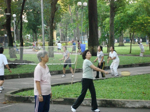 Đánh cầu lông rất phổ biến với người Việt, mọi người thường tụ tập ở các nơi công công như công viên, sân tập, sân nhà văn hoá đánh theo đội 2 - 4 người.