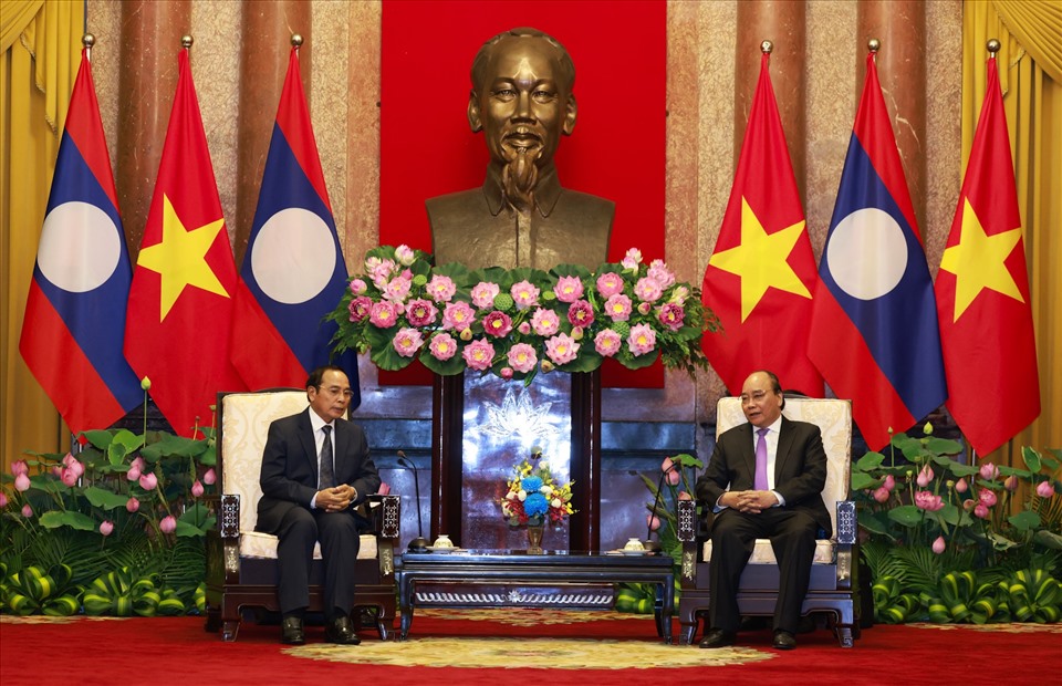 Chủ tịch nước Nguyễn Xuân Phúc và Phó Chủ tịch nước Lào chia sẻ về những thành tựu nổi bật của quan hệ Việt Nam - Lào trong 60 năm qua, đặc biệt là sau khi hai nước ký Hiệp ước Hữu nghị - Hợp tác. Ảnh: Hải Nguyễn