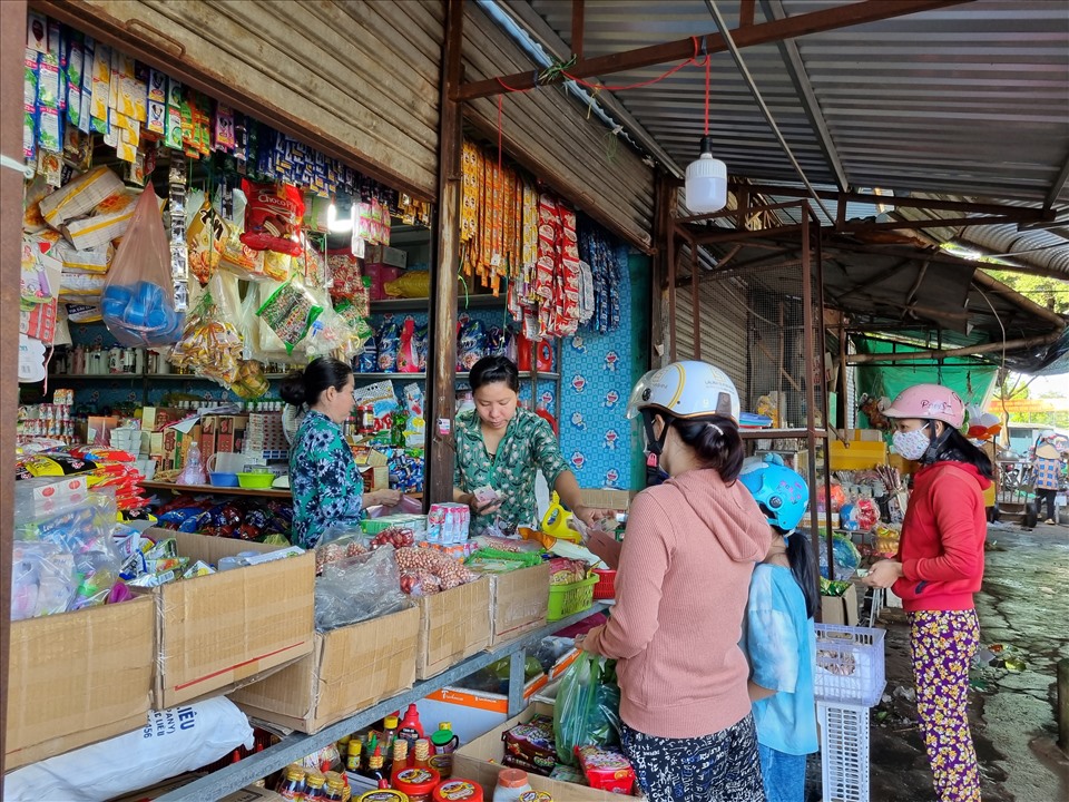 Nhiều người đi Chợ Vị Thanh vẫn thanh toán bằng tiền mặt